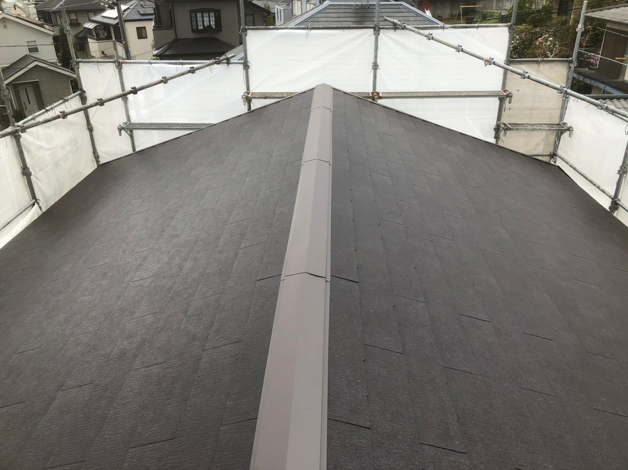 奈良市中山町の屋根にスレート屋根材『コロニアルクァッド』設置